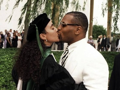 Mike Tyson and Monica Turner kissing.